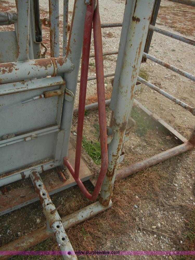 image for item O9616 WW 27233 squeeze cattle chute