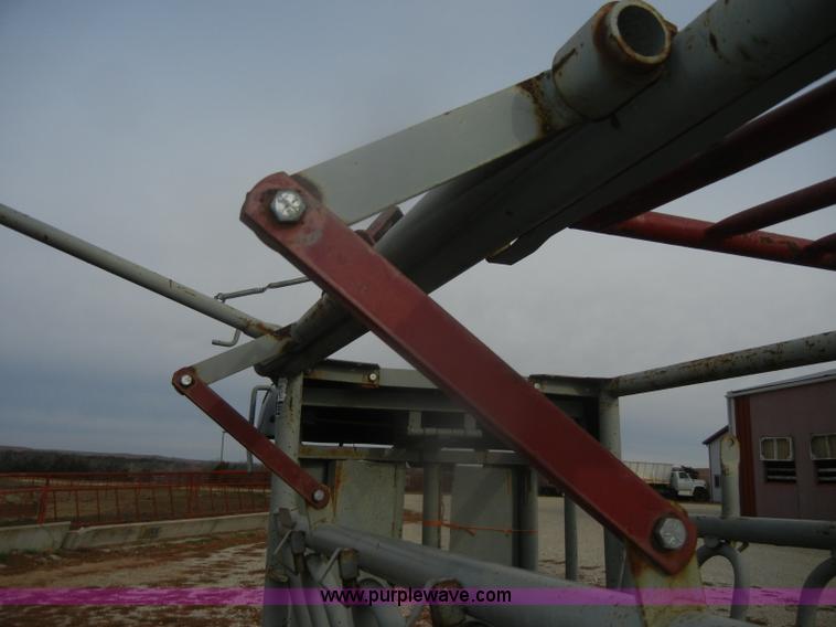 image for item O9616 WW 27233 squeeze cattle chute