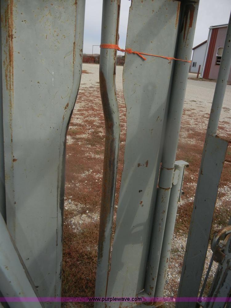 image for item O9616 WW 27233 squeeze cattle chute