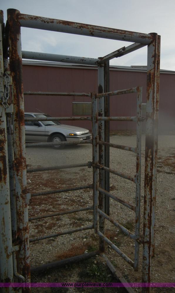 image for item O9616 WW 27233 squeeze cattle chute