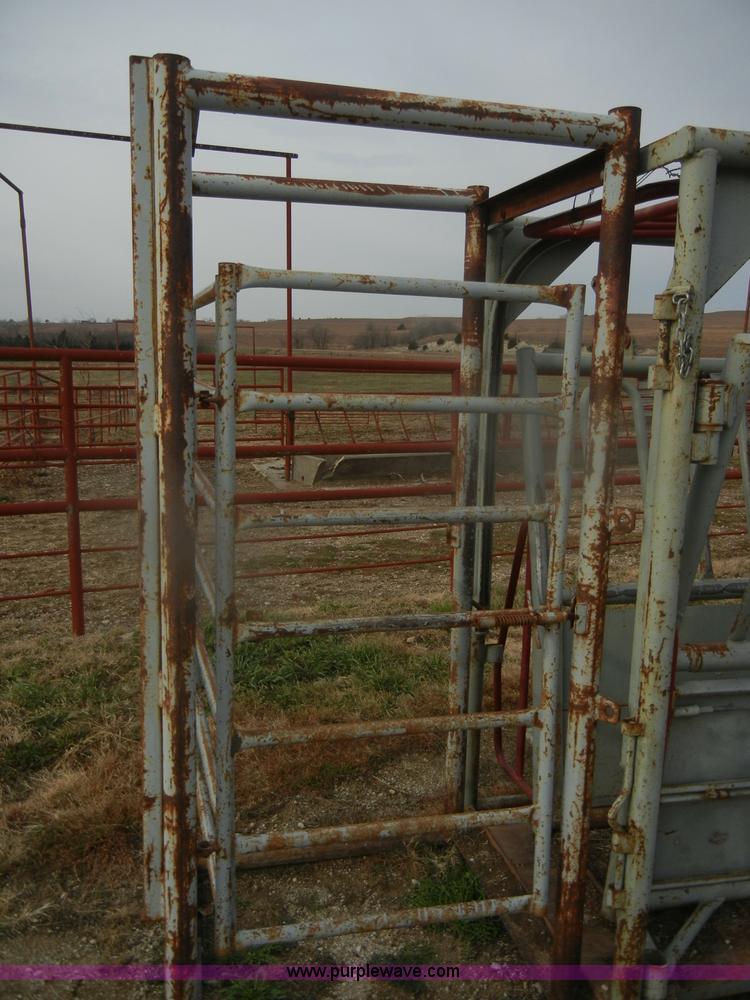 image for item O9616 WW 27233 squeeze cattle chute