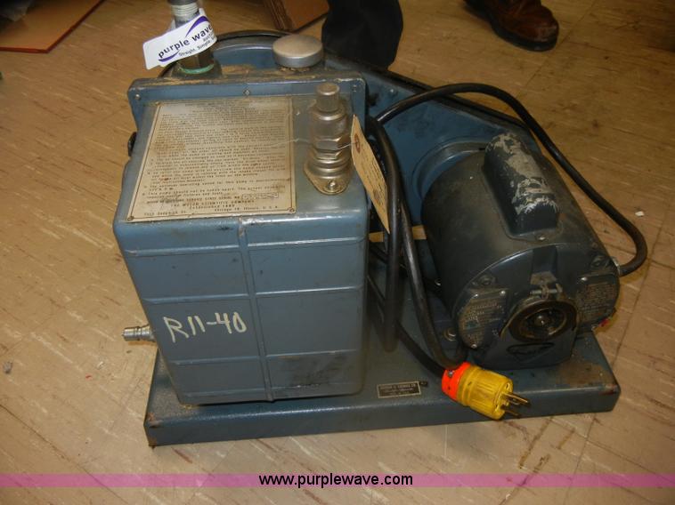image for item T9608 Approximately 28 rotary vein vacuum pumps
