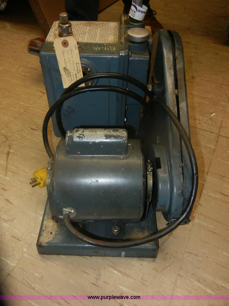 image for item T9608 Approximately 28 rotary vein vacuum pumps