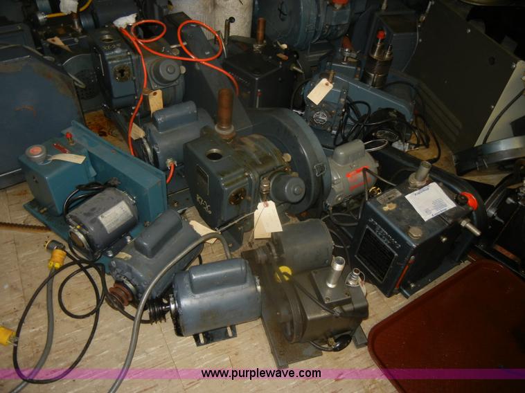 image for item T9608 Approximately 28 rotary vein vacuum pumps