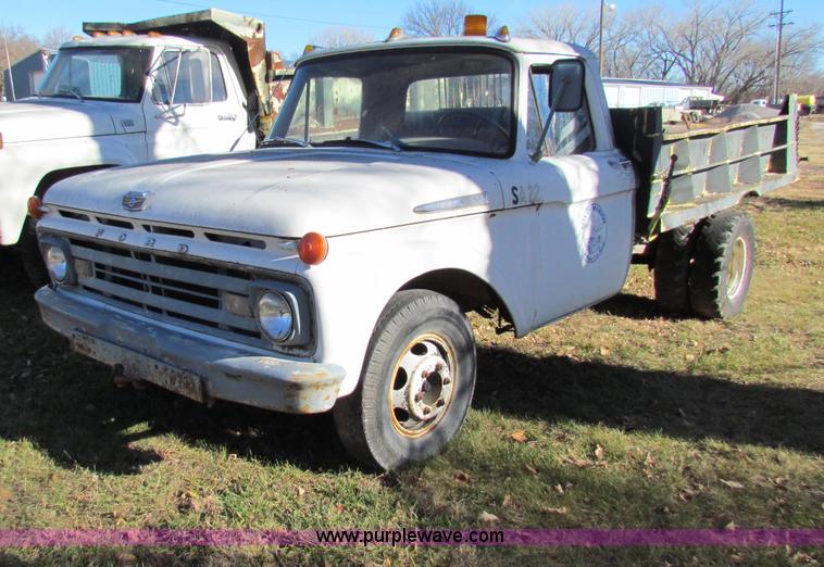 image for item V9418 1962 Ford F350 dump truck