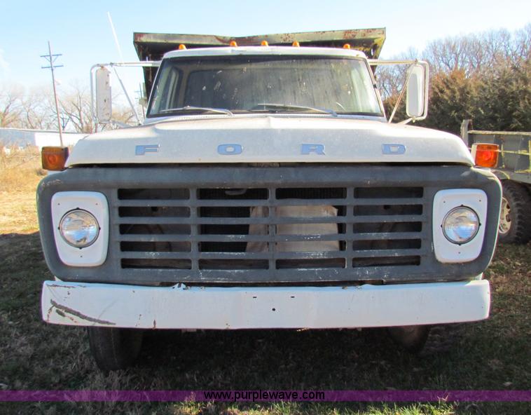 image for item V9419 1976 Ford F600 dump truck