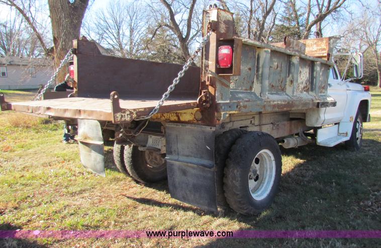 image for item V9419 1976 Ford F600 dump truck