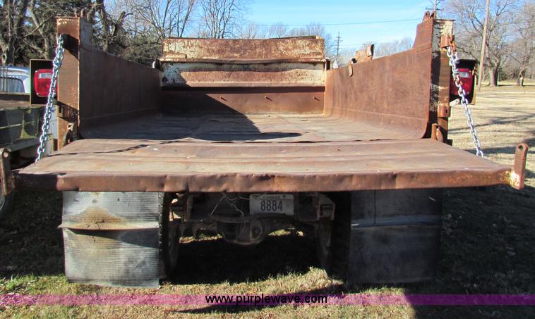 image for item V9419 1976 Ford F600 dump truck