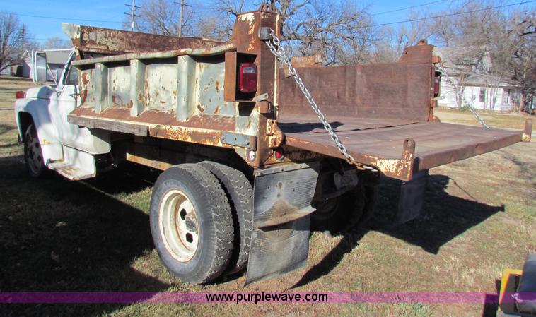image for item V9419 1976 Ford F600 dump truck