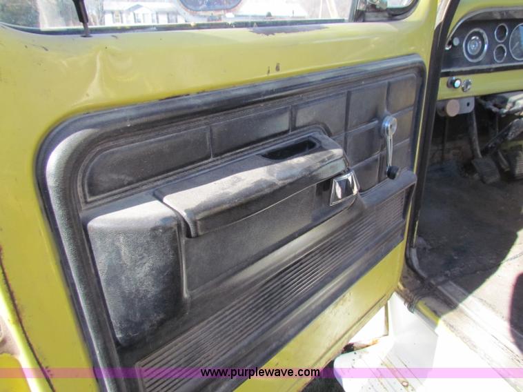 image for item V9419 1976 Ford F600 dump truck