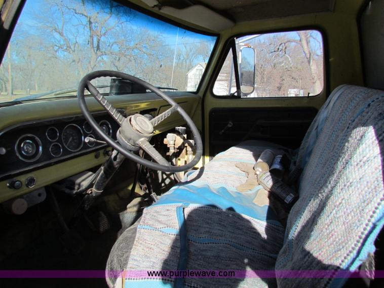 image for item V9419 1976 Ford F600 dump truck