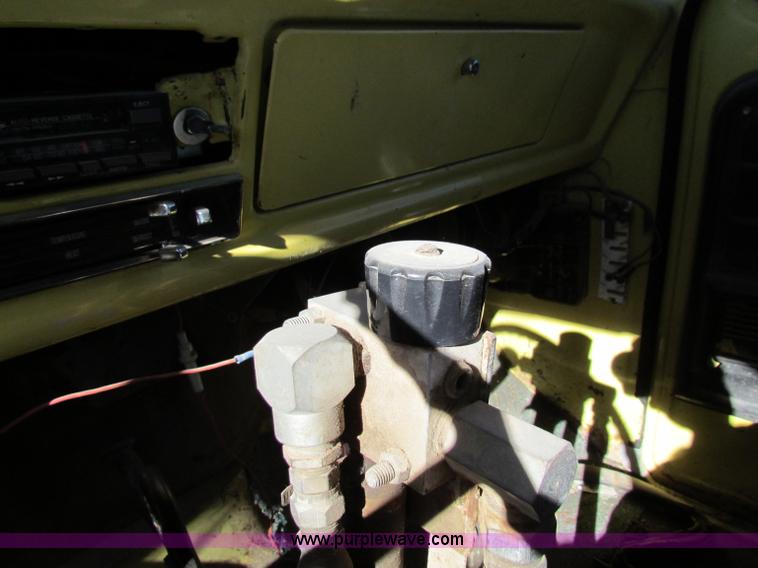 image for item V9419 1976 Ford F600 dump truck