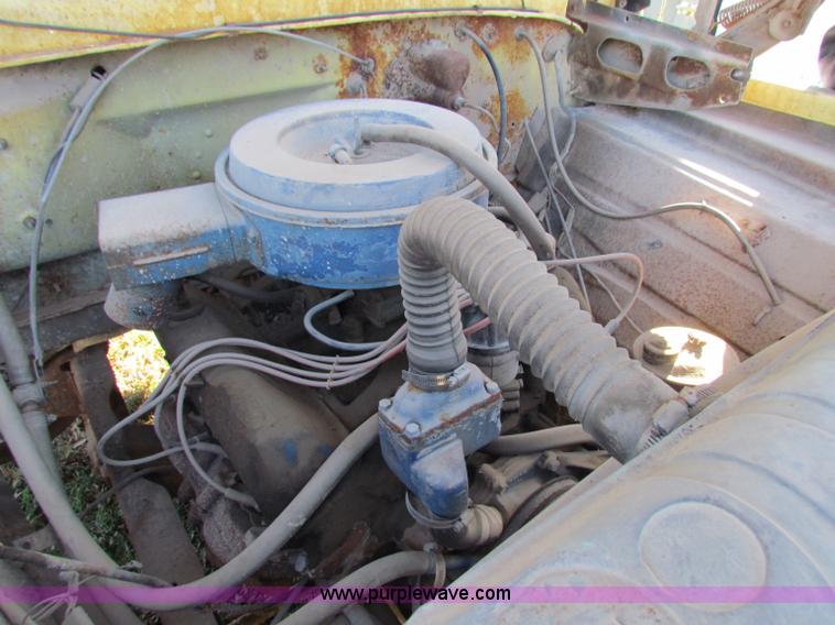 image for item V9419 1976 Ford F600 dump truck