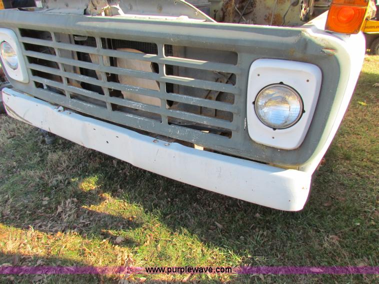 image for item V9419 1976 Ford F600 dump truck