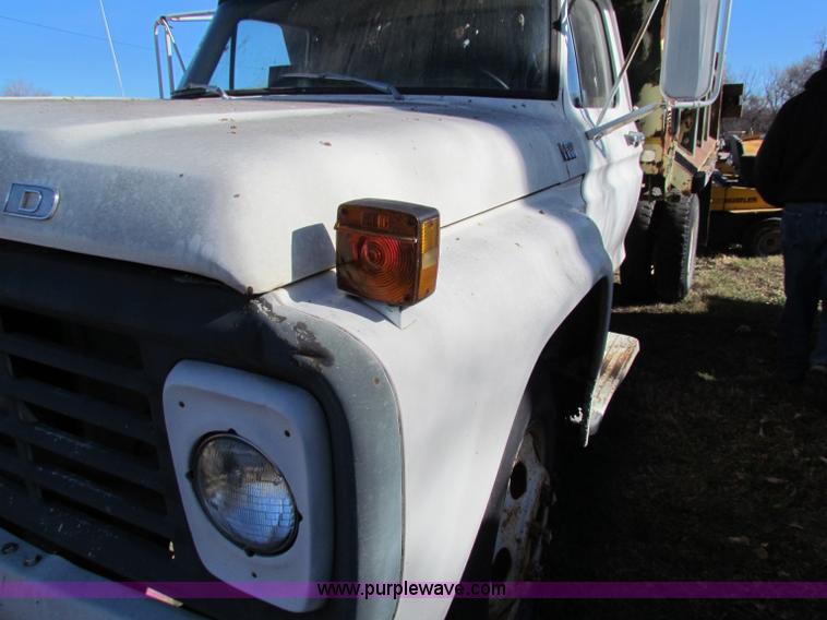image for item V9419 1976 Ford F600 dump truck