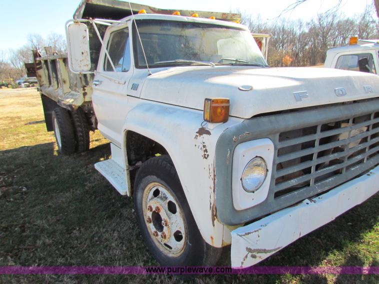 image for item V9419 1976 Ford F600 dump truck