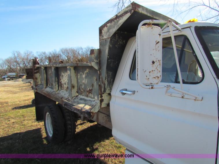 image for item V9419 1976 Ford F600 dump truck