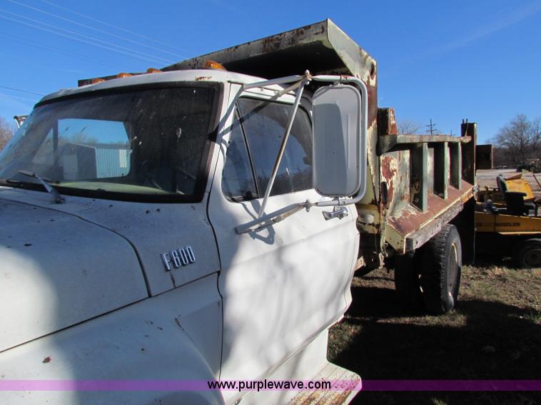 image for item V9419 1976 Ford F600 dump truck