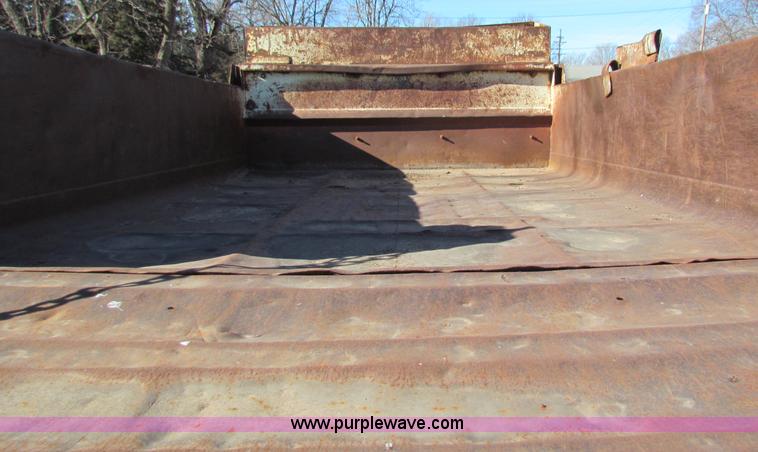 image for item V9419 1976 Ford F600 dump truck