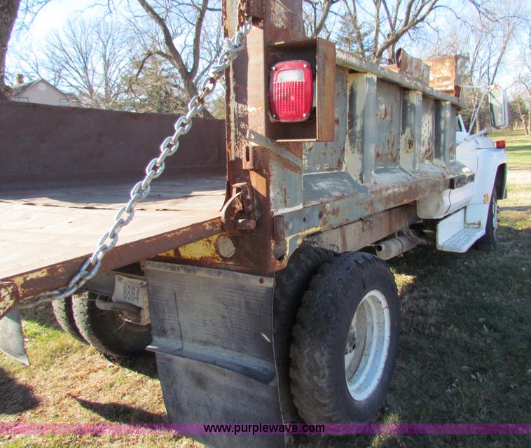 image for item V9419 1976 Ford F600 dump truck