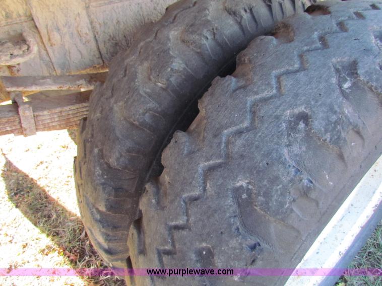 image for item V9419 1976 Ford F600 dump truck