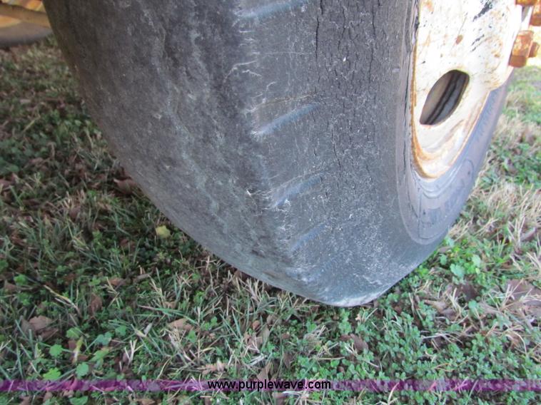 image for item V9419 1976 Ford F600 dump truck