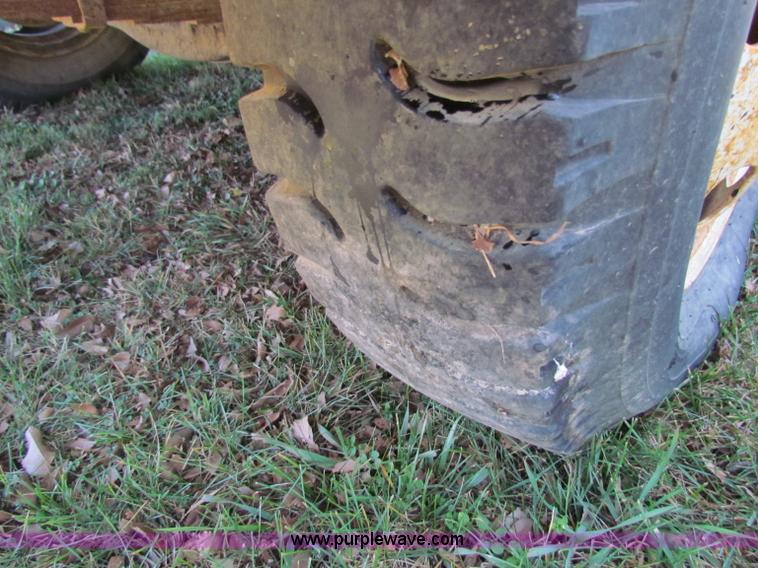 image for item V9419 1976 Ford F600 dump truck