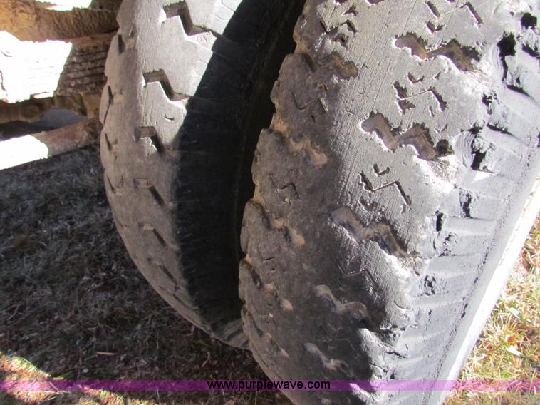 image for item V9419 1976 Ford F600 dump truck