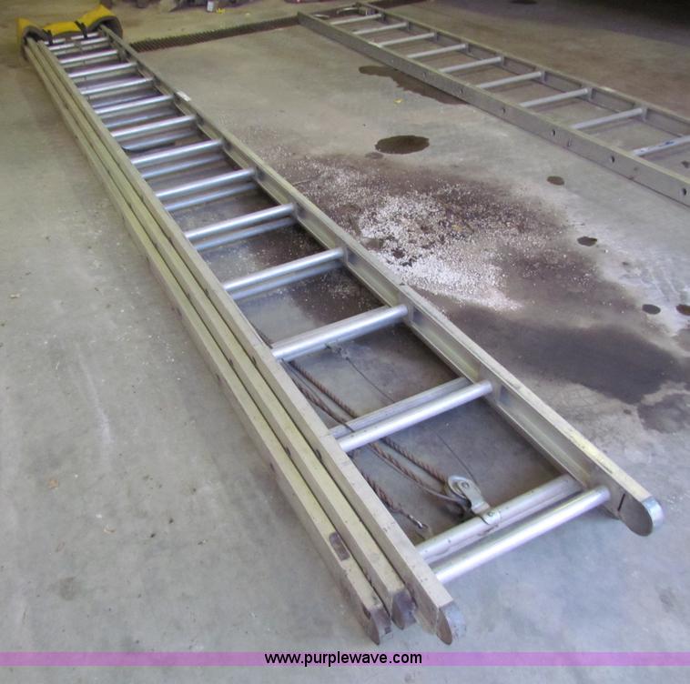 image for item V9423 40' heavy duty aluminum extension ladder