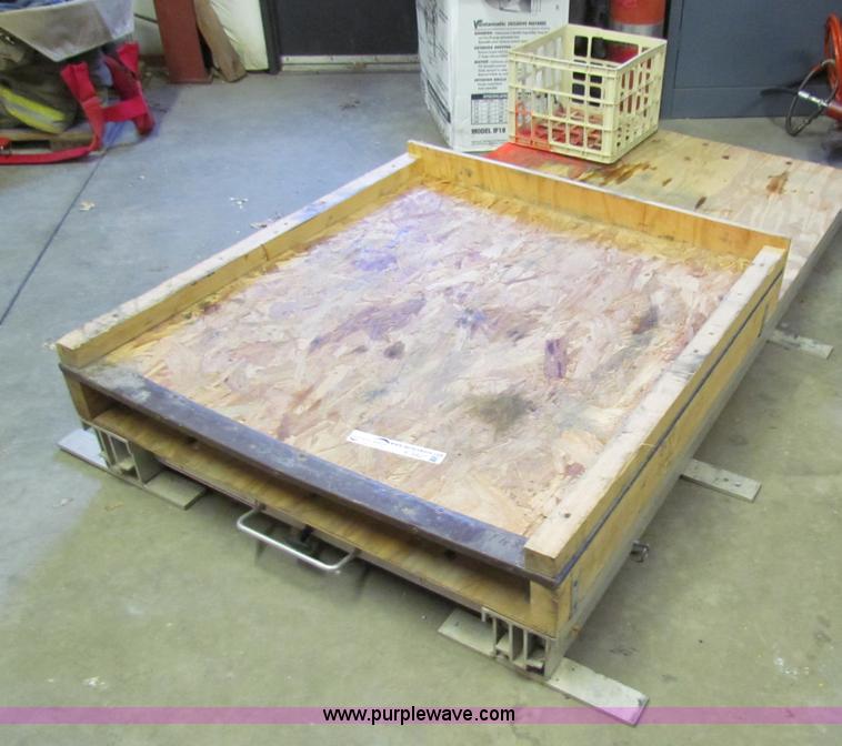 image for item V9427 Weather guard Bed Rat 3400 aluminum pull out truck bed shelf