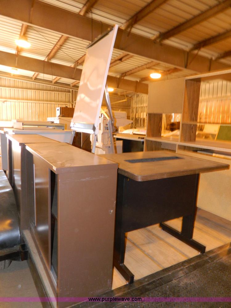 image for item Y9183 Assorted office furniture