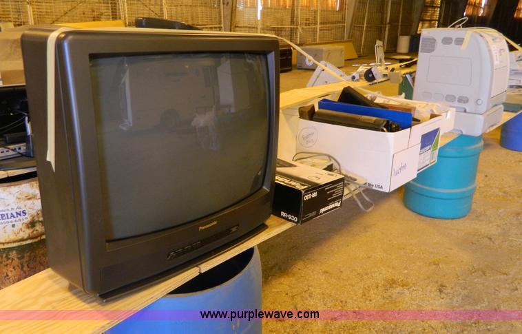 image for item Y9191 Assorted office supplies