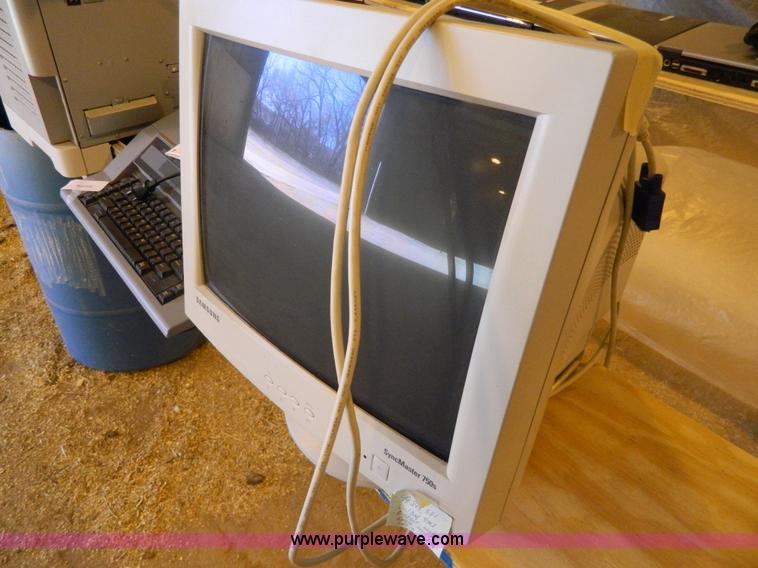 image for item Y9193 Assorted electronics