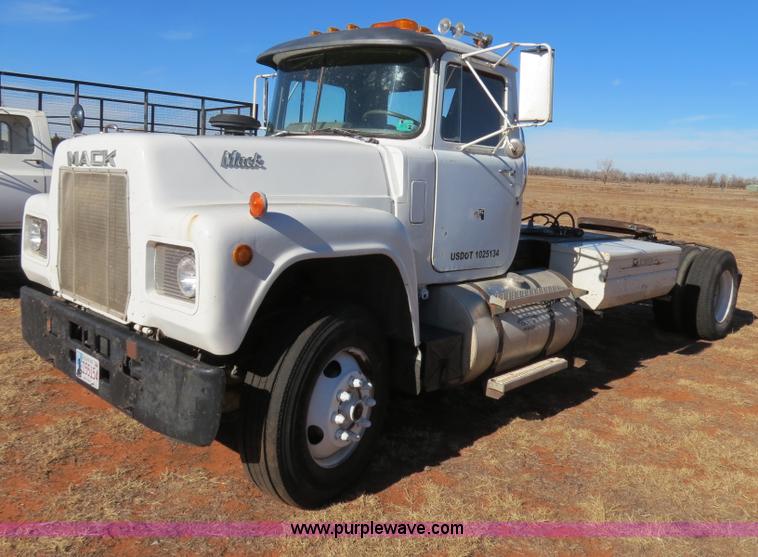 image for item B4545 1984 Mack R600 semi truck
