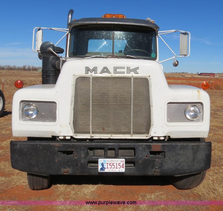 image for item B4545 1984 Mack R600 semi truck