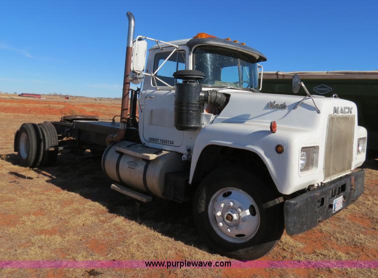 image for item B4545 1984 Mack R600 semi truck