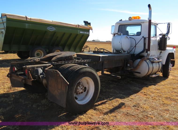 image for item B4545 1984 Mack R600 semi truck