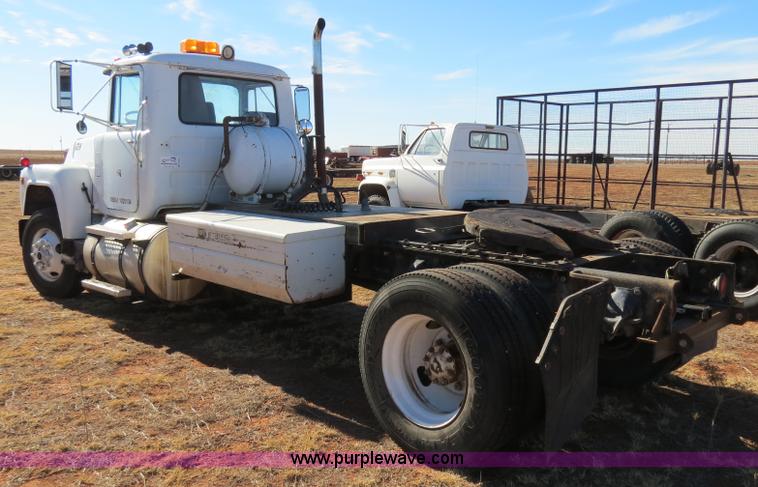 image for item B4545 1984 Mack R600 semi truck