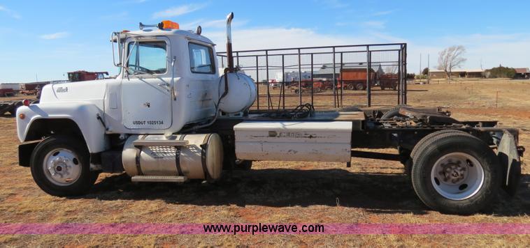 image for item B4545 1984 Mack R600 semi truck