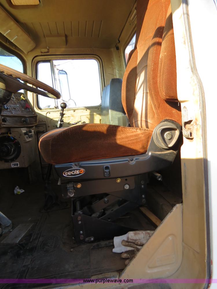 image for item B4545 1984 Mack R600 semi truck