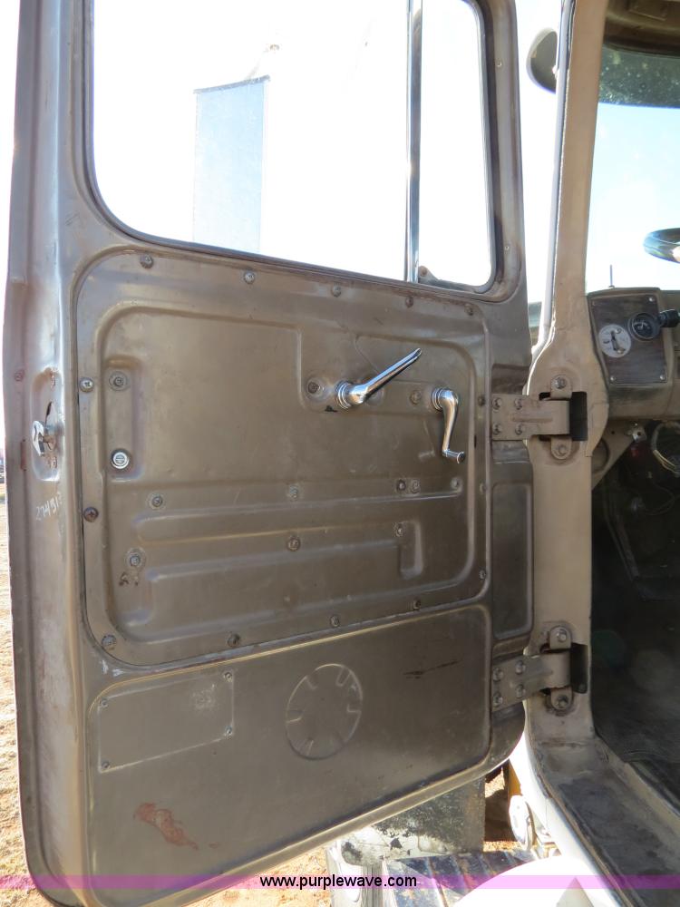 image for item B4545 1984 Mack R600 semi truck