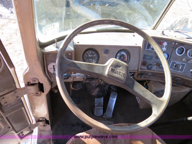 image for item B4545 1984 Mack R600 semi truck