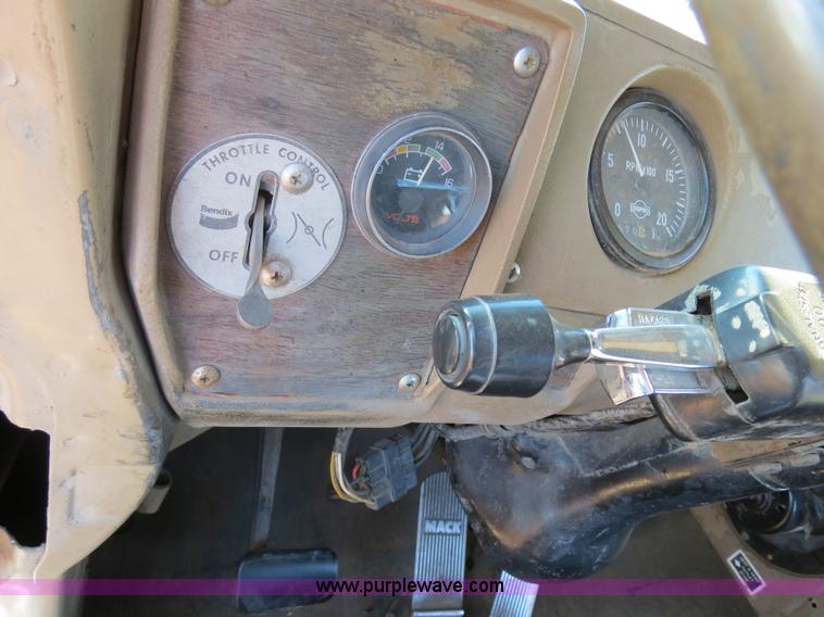 image for item B4545 1984 Mack R600 semi truck