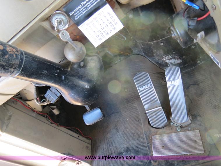 image for item B4545 1984 Mack R600 semi truck