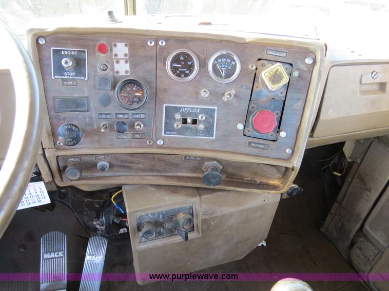 image for item B4545 1984 Mack R600 semi truck