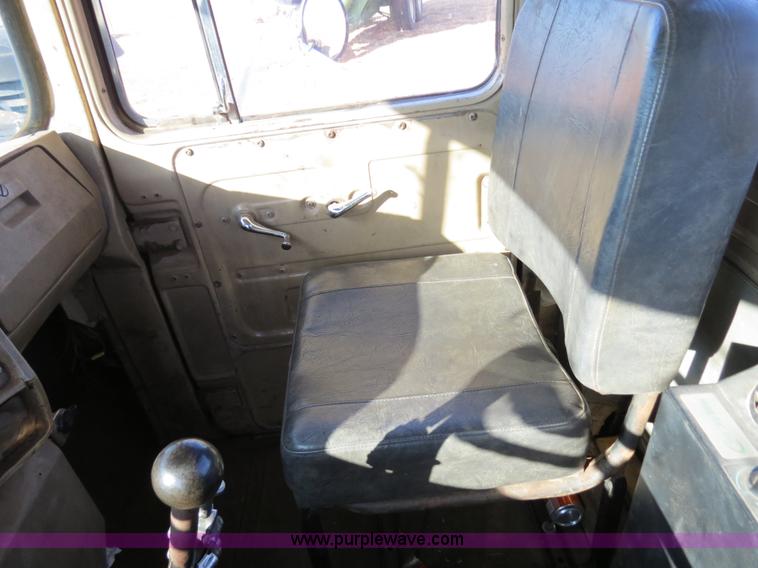 image for item B4545 1984 Mack R600 semi truck