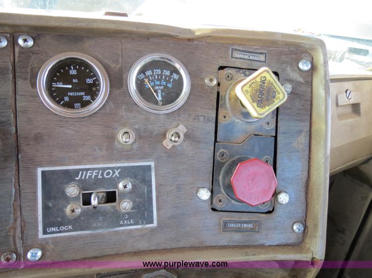 image for item B4545 1984 Mack R600 semi truck