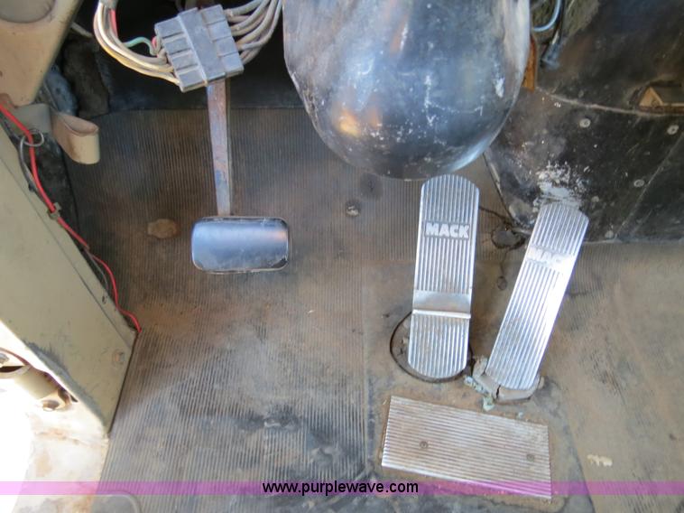 image for item B4545 1984 Mack R600 semi truck