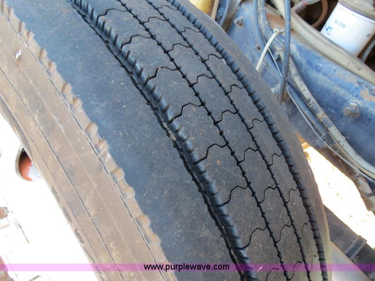 image for item B4545 1984 Mack R600 semi truck