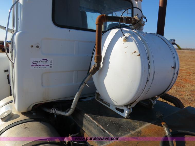 image for item B4545 1984 Mack R600 semi truck